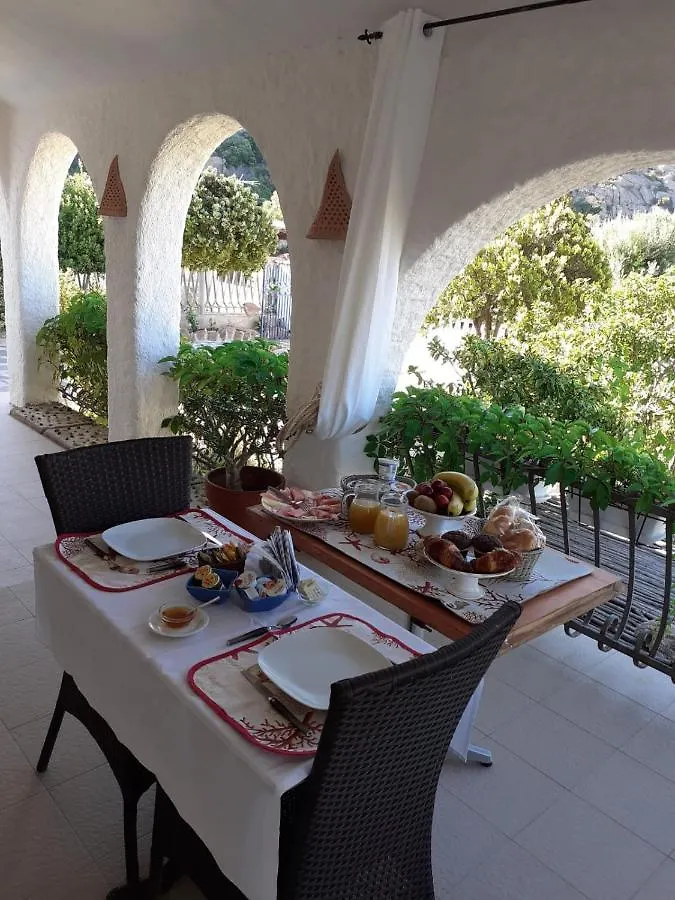 B&B A Due Passi Dal Mare Baja Sardinia Bed & Breakfast