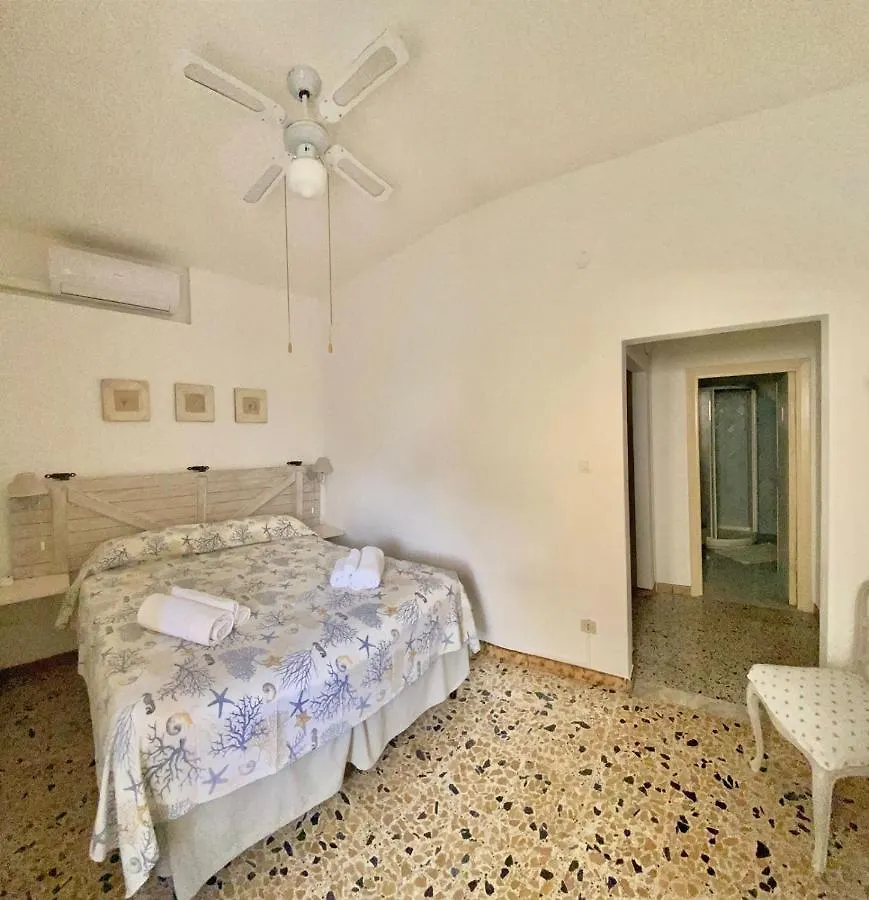 B&B A Due Passi Dal Mare Baja Sardinia 0*,