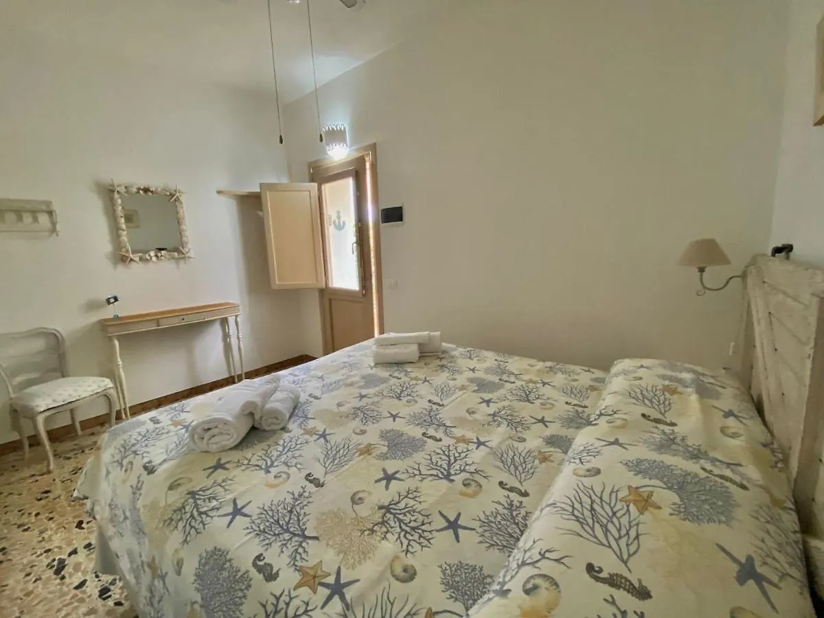 B&B A Due Passi Dal Mare Baja Sardinia 0*,  Italia